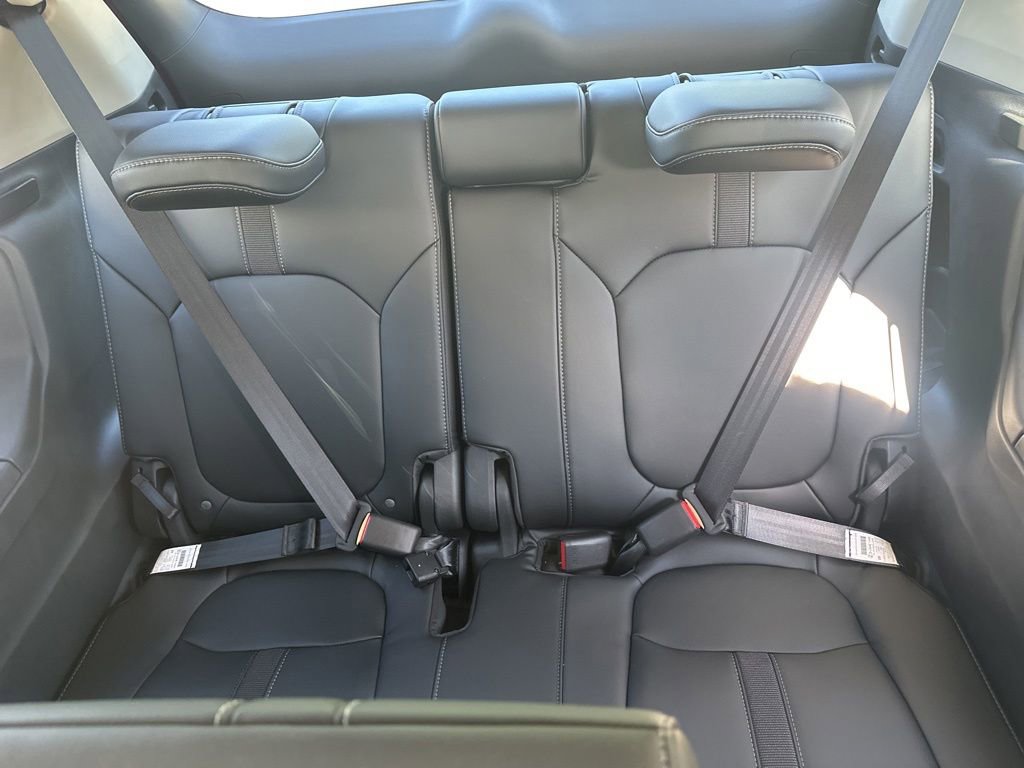 Used 2025 Honda Pilot Touring image 14