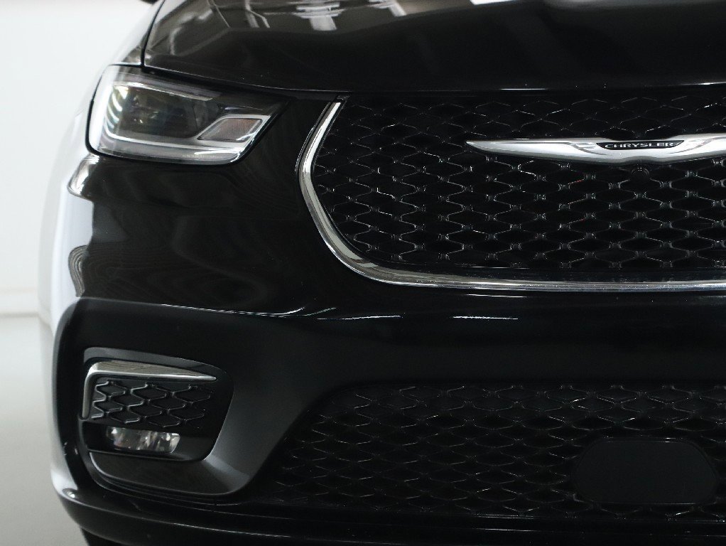 Used 2024 Chrysler Pacifica Touring-L image 7