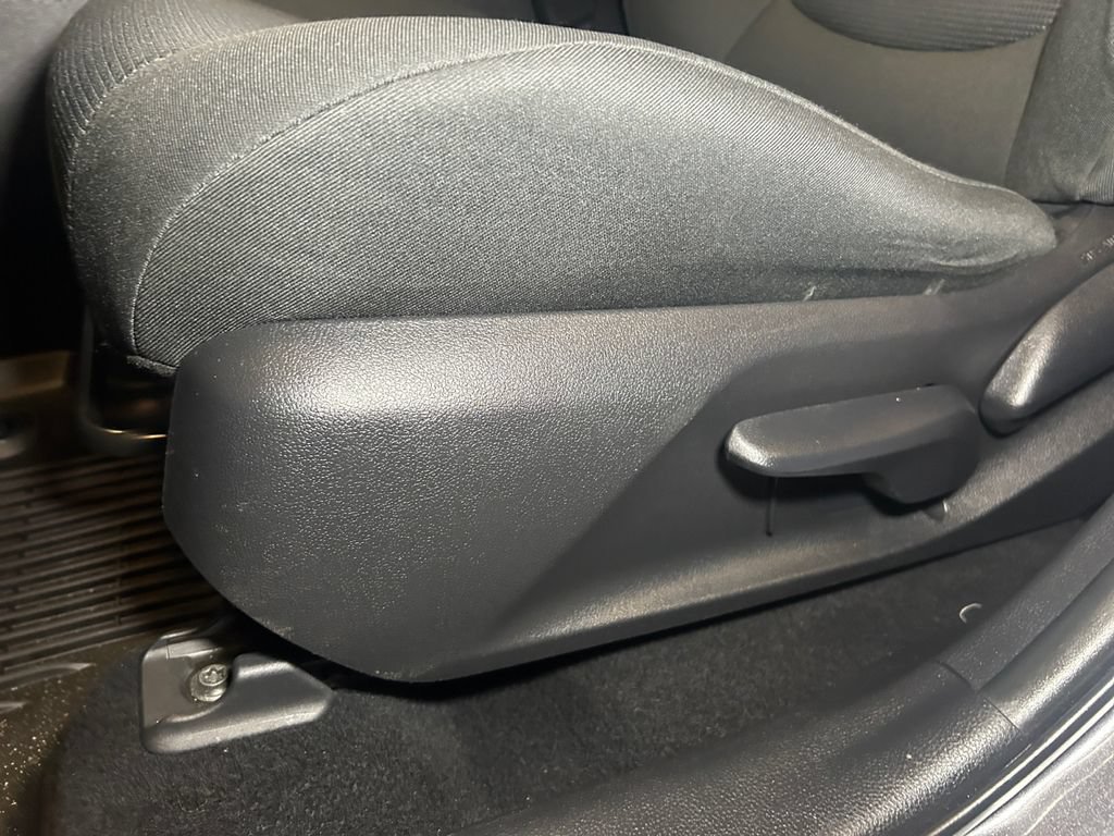 Used 2022 Toyota RAV4 LE AWD/4WD image 22