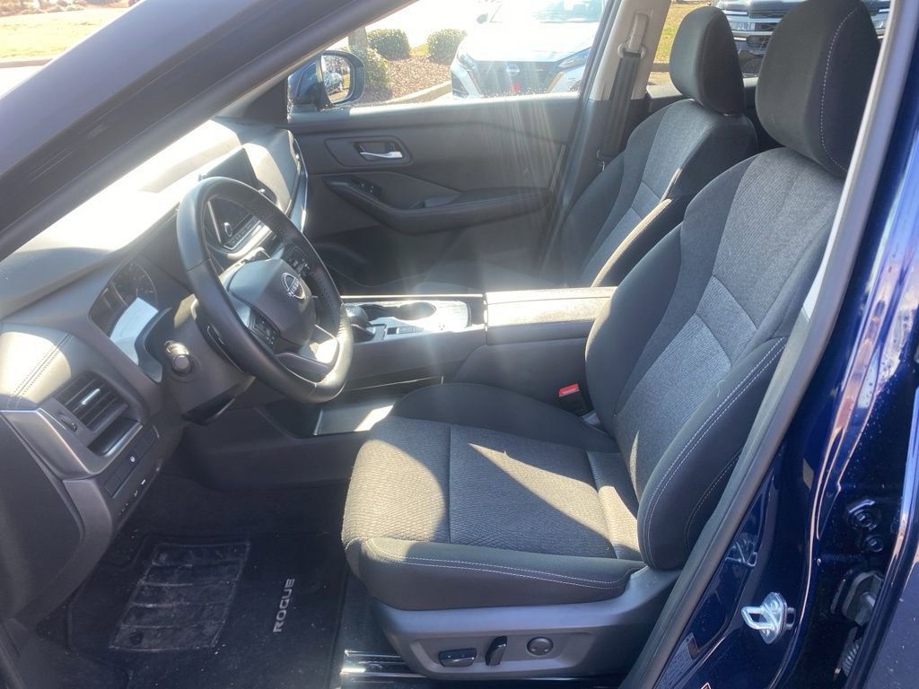 Used 2025 Nissan Rogue SV image 14