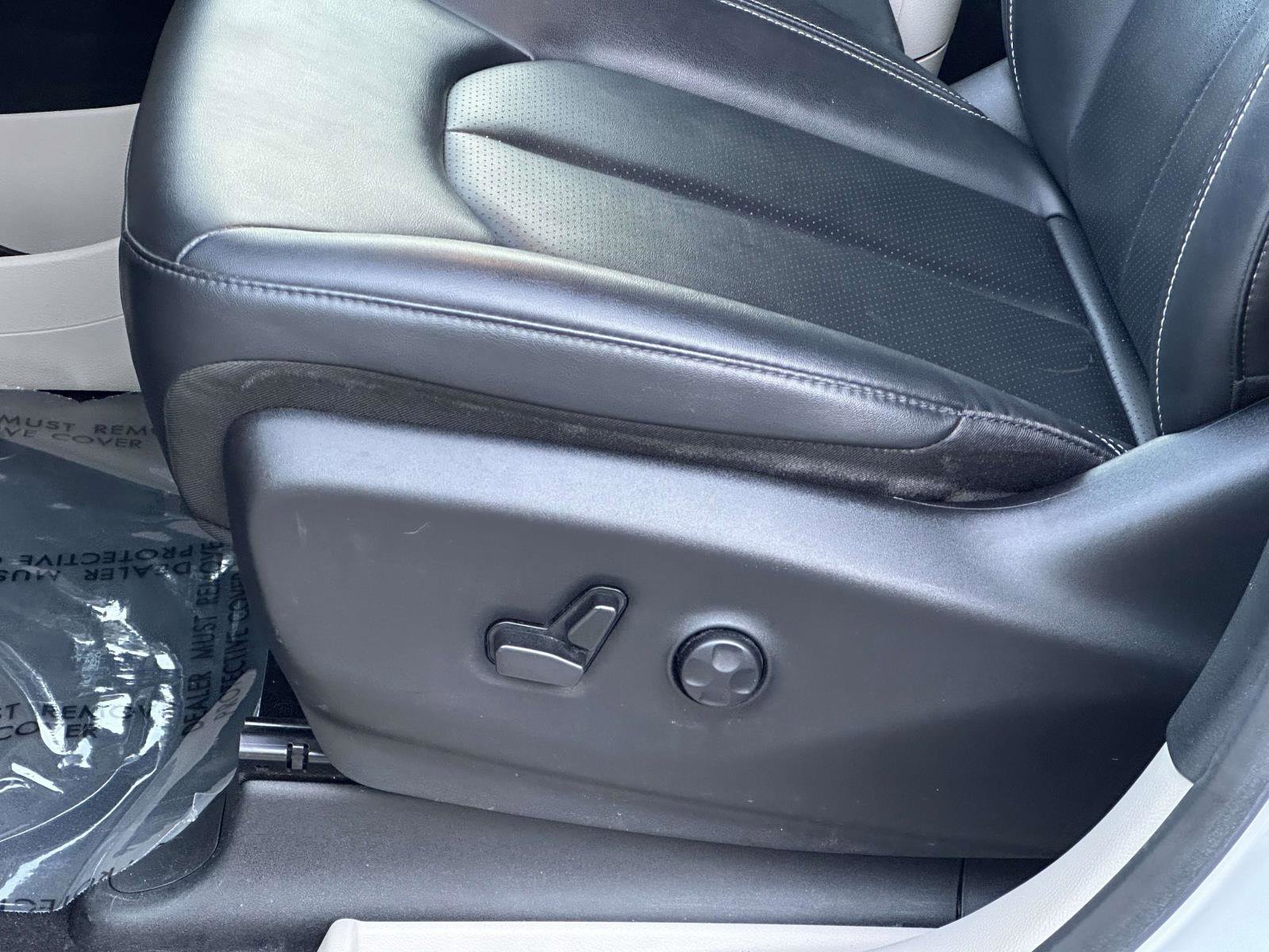 Used 2024 Chrysler Pacifica Touring-L image 15