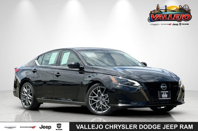 Used 2023 Nissan Altima 2.0 SR FWD image 1