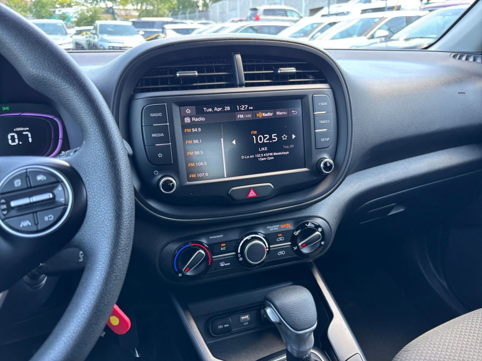 Used 2025 Kia Soul LX w/ LX Technology Package FWD image 17