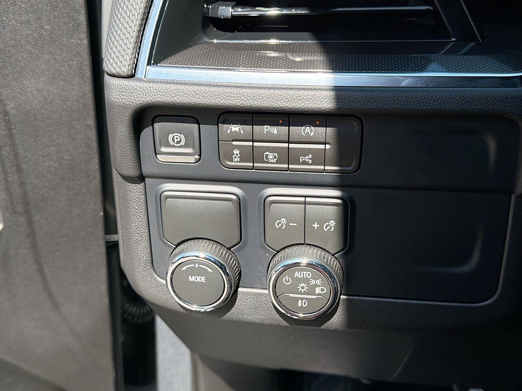 Used 2026 Chevrolet Suburban RST RWD image 16
