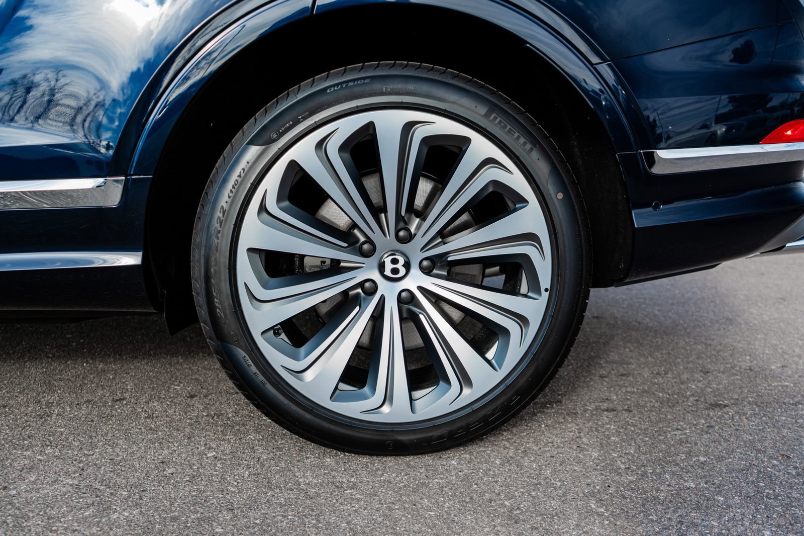 Used 2025 Bentley Bentayga image 7