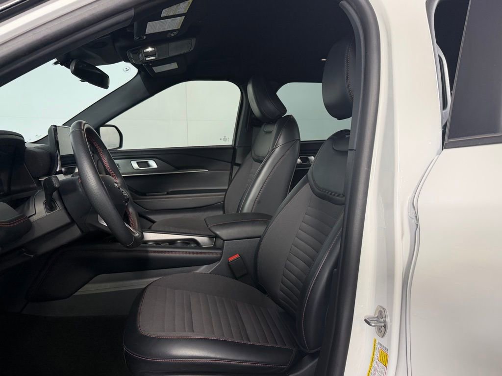 Used 2025 Ford Explorer ST-Line w/ ST-Line Street Pack image 23