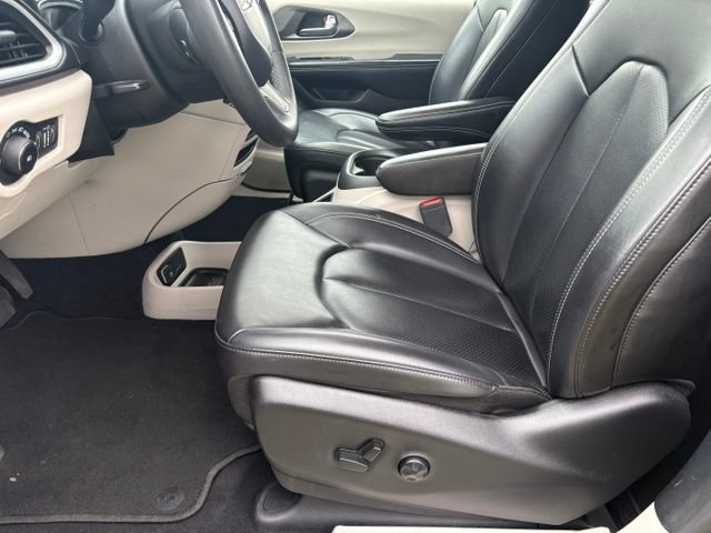 Used 2023 Chrysler Pacifica Touring-L FWD image 10