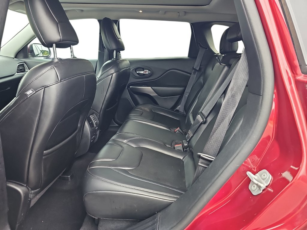 Used 2019 Jeep Cherokee Latitude Plus w/ Comfort/Convenience Group FWD image 14