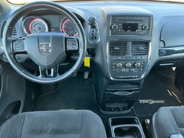 Used 2017 Dodge Grand Caravan SE FWD image 2