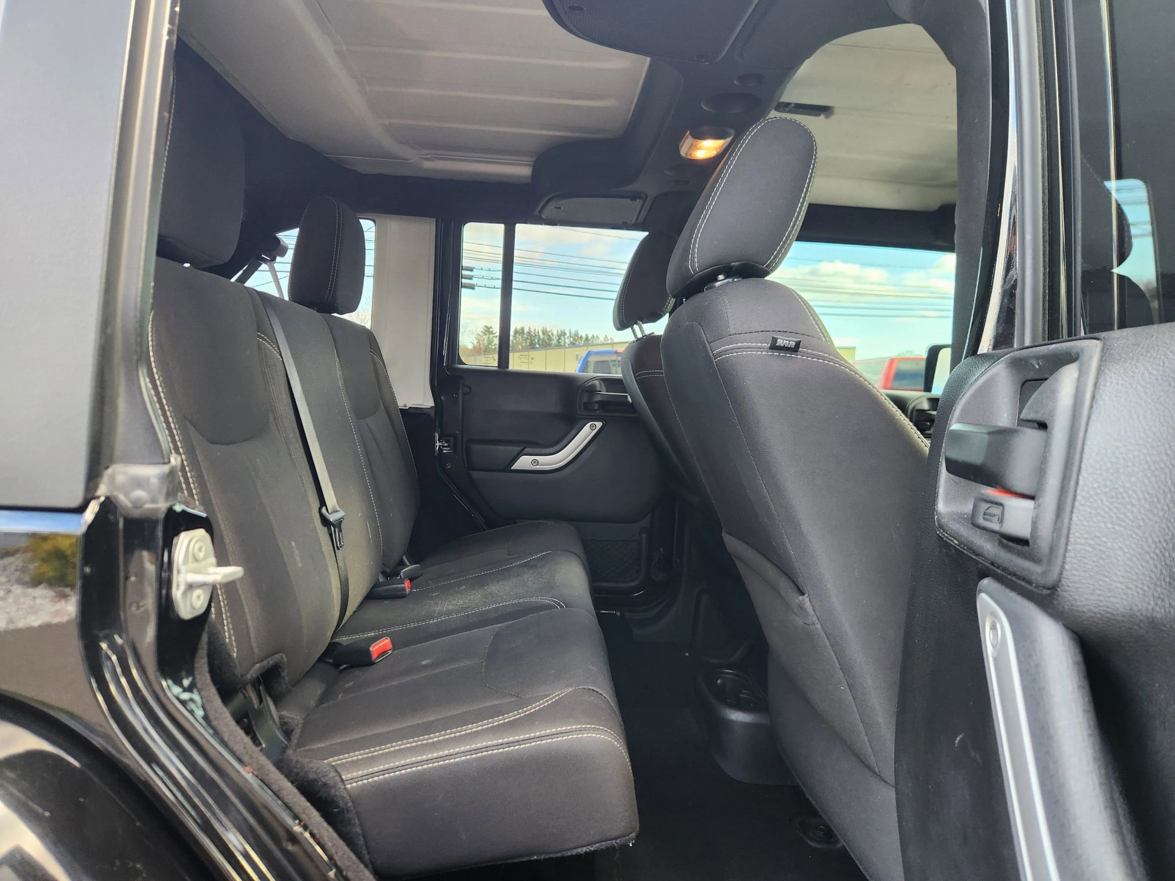 Used 2018 Jeep Wrangler Unlimited Sahara image 38