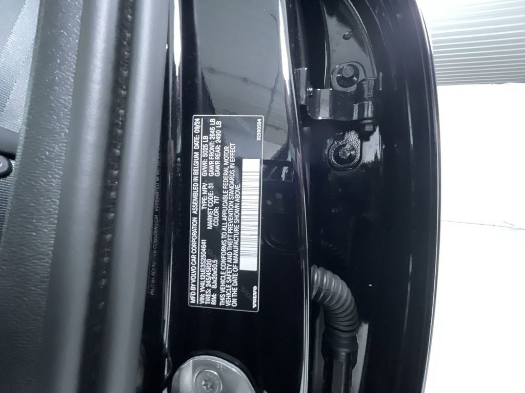 Used 2025 Volvo XC40 B5 Plus image 27