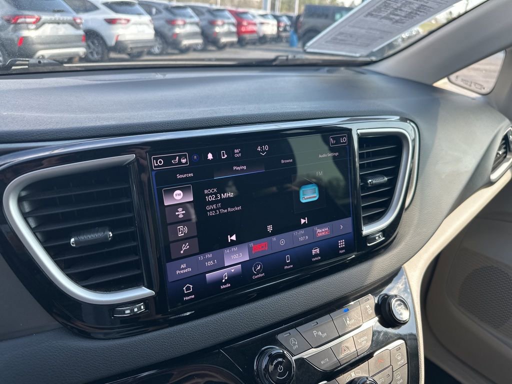 Used 2023 Chrysler Pacifica Touring-L FWD image 22