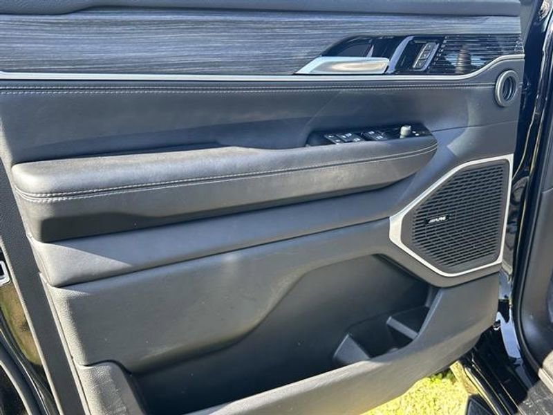 Used 2024 Jeep Wagoneer Series II w/ Flexible Seating Group image 24