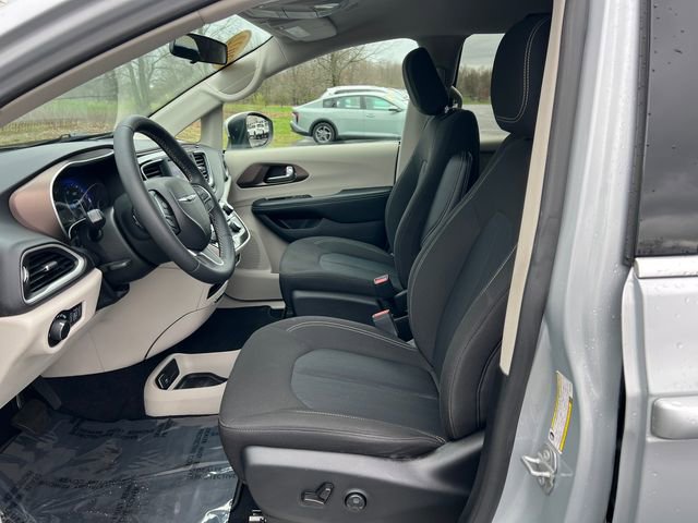 Used 2022 Chrysler Voyager LX FWD image 3