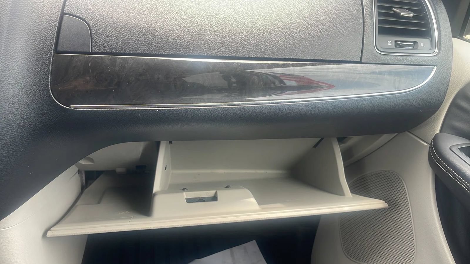 Used 2013 Chrysler Town & Country Touring FWD image 19