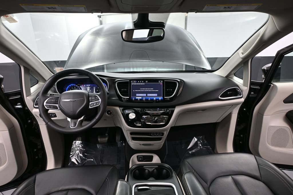 Used 2024 Chrysler Pacifica Touring-L FWD image 19