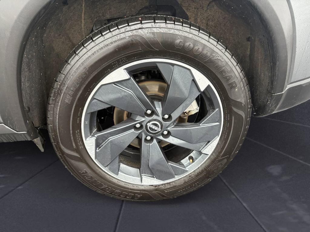 Used 2024 Nissan Rogue SV image 13
