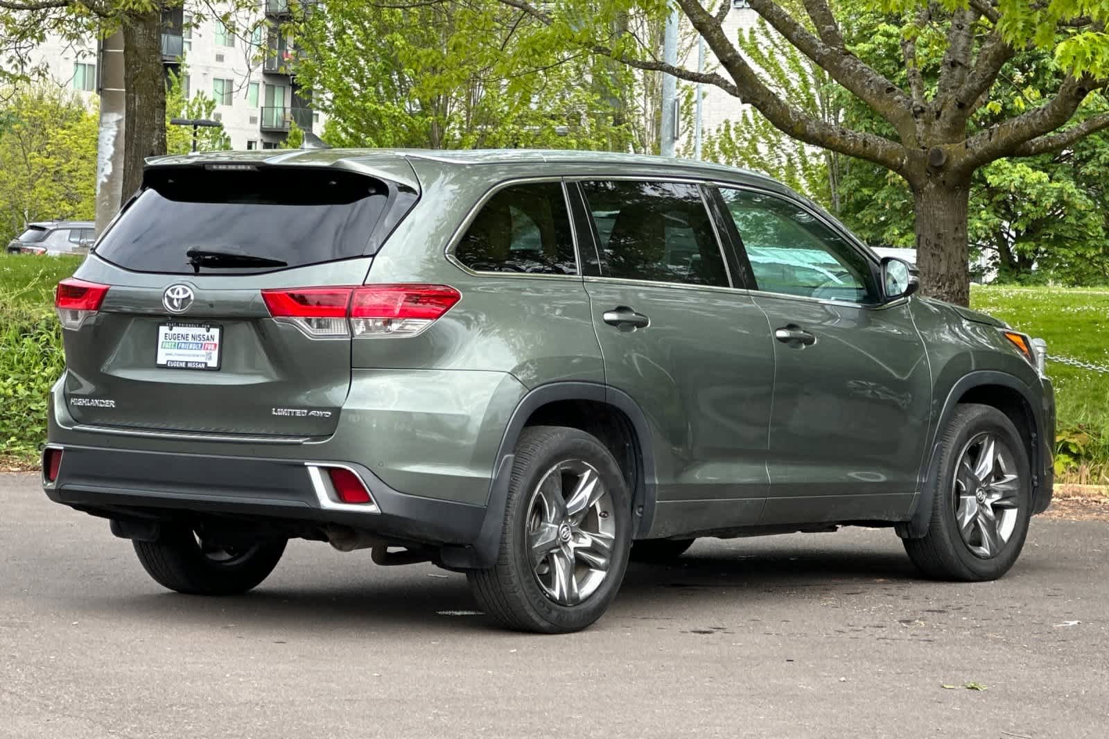 Used 2017 Toyota Highlander Limited Platinum AWD/4WD image 2