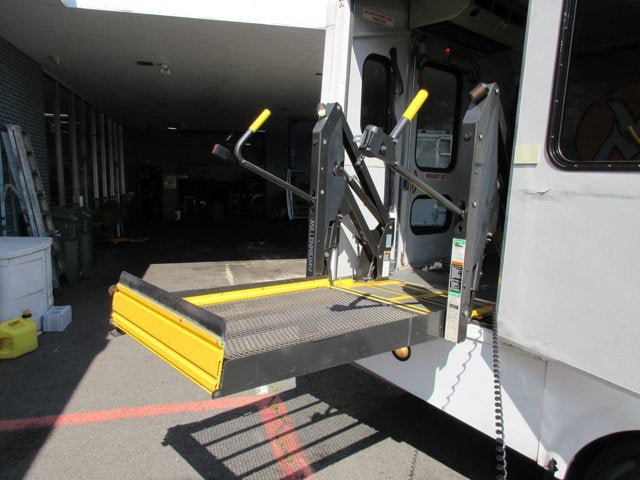 Used 2013 Ford E-450 and Econoline 450 Super Duty w/ Shuttle Bus Prep Pkg RWD image 31
