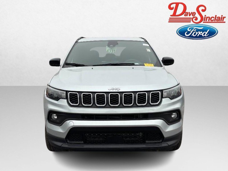 Used 2024 Jeep Compass Latitude image 2