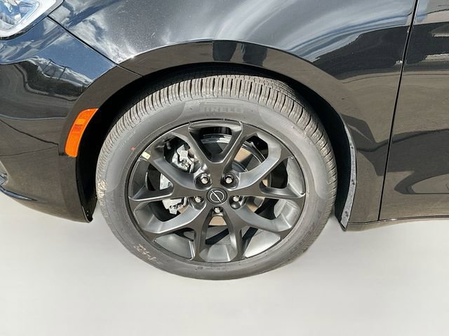 New 2026 Chrysler Pacifica Limited w/ S Appearance Package image 36
