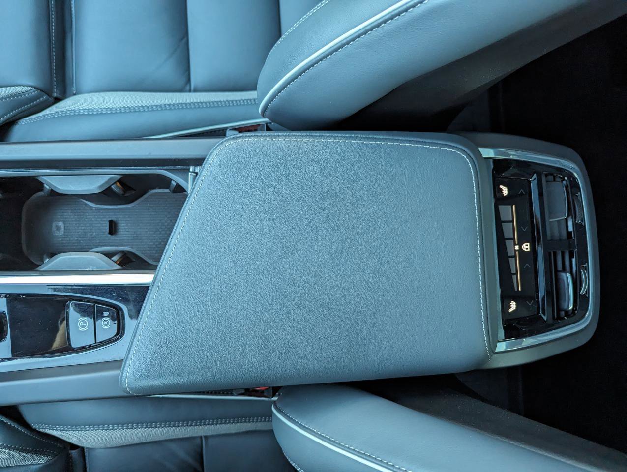 Used 2022 Volvo XC60 B5 R-Design w/ Advanced Package image 27