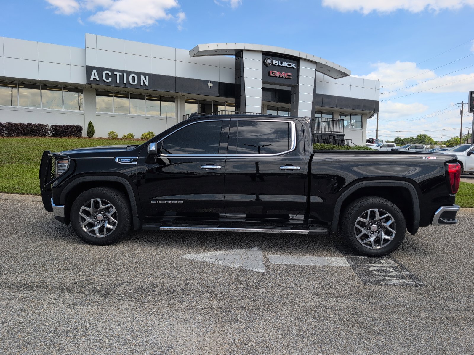 Used 2022 GMC Sierra 1500 SLT w/ SLT Convenience Package AWD/4WD image 2