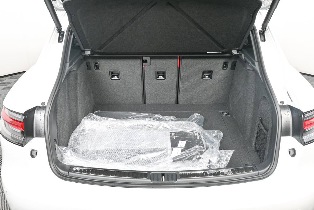 Certified 2025 Porsche Macan image 30