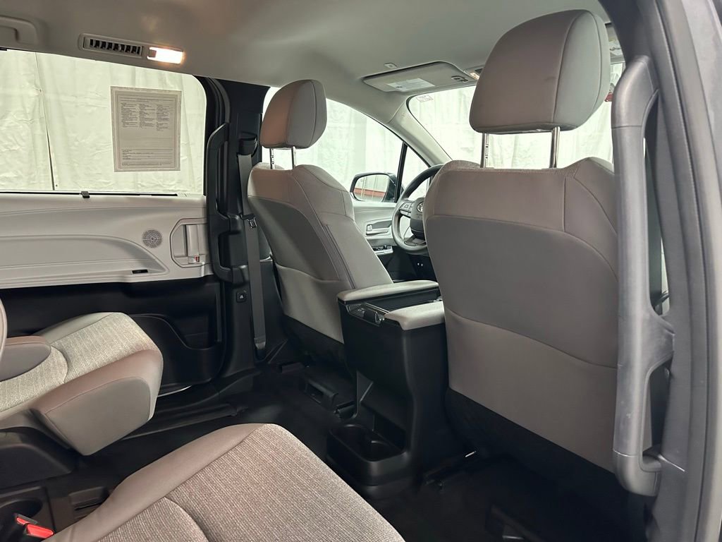 Used 2025 Toyota Sienna LE image 59