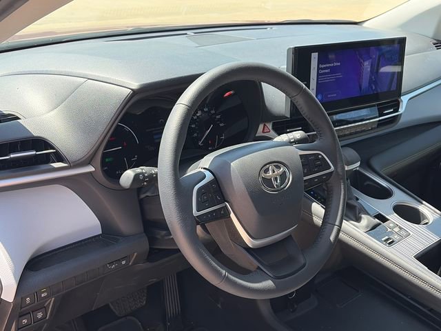 Used 2025 Toyota Sienna XLE FWD image 16