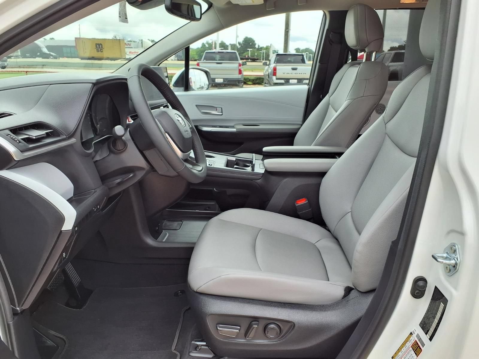 Certified 2026 Toyota Sienna XLE FWD image 18