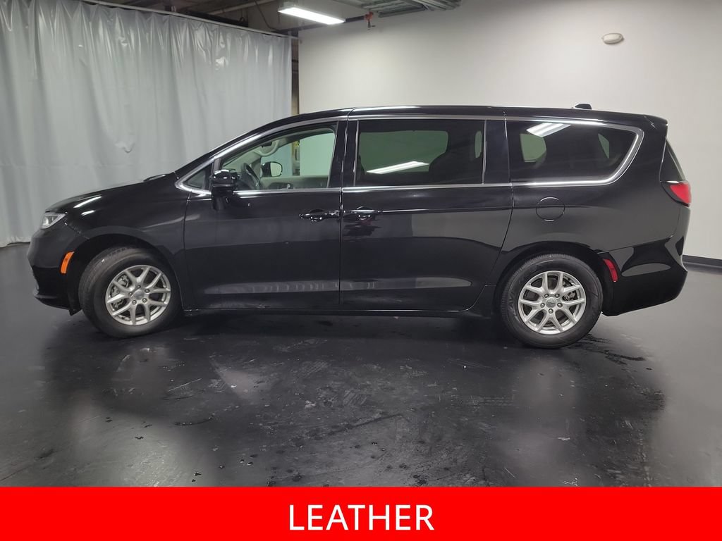 Used 2024 Chrysler Pacifica Touring-L FWD image 5