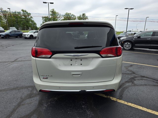 Used 2020 Chrysler Pacifica Touring w/ Advanced Safetytec Group FWD image 13