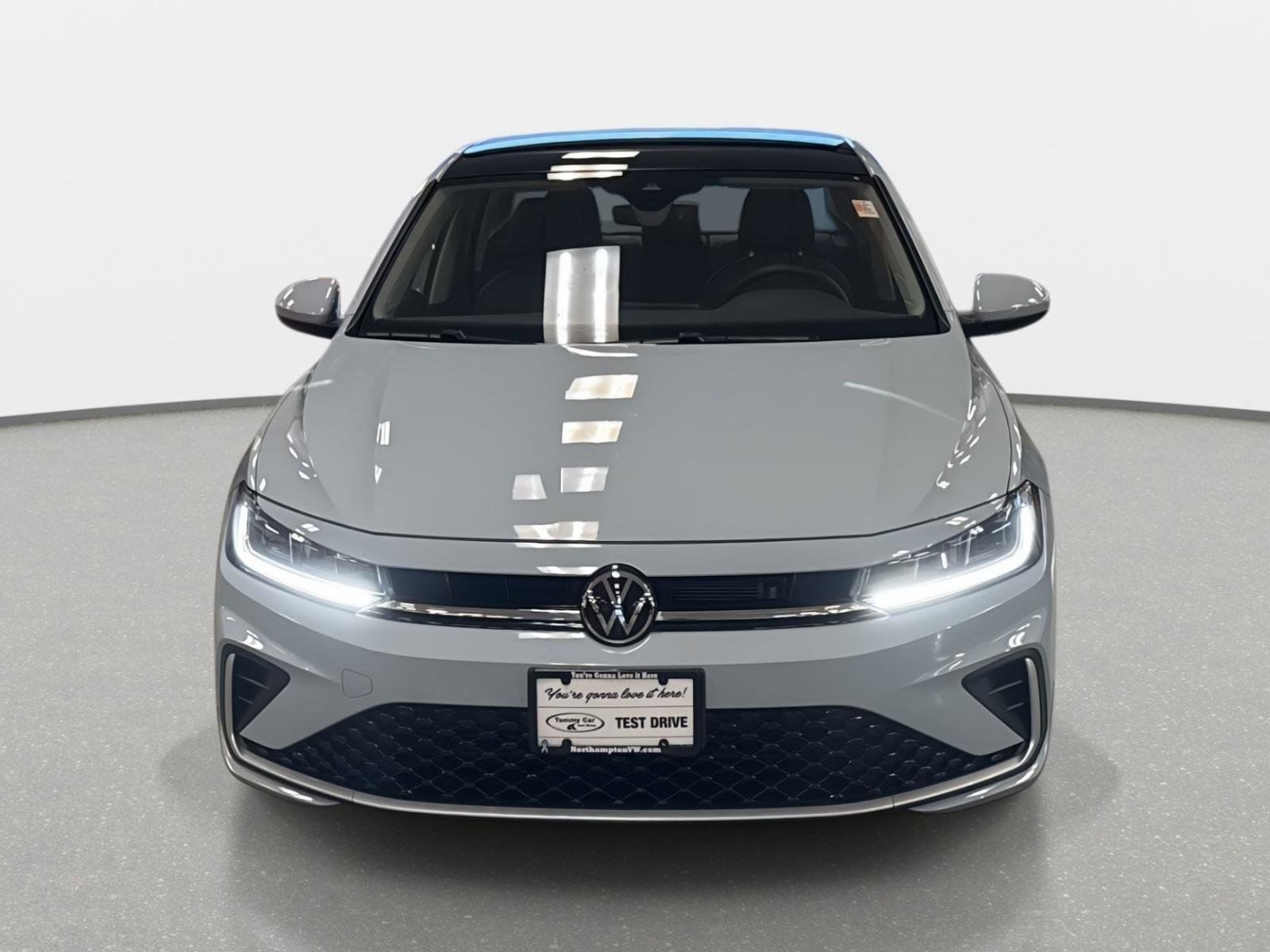 Used 2025 Volkswagen Jetta SE FWD image 2