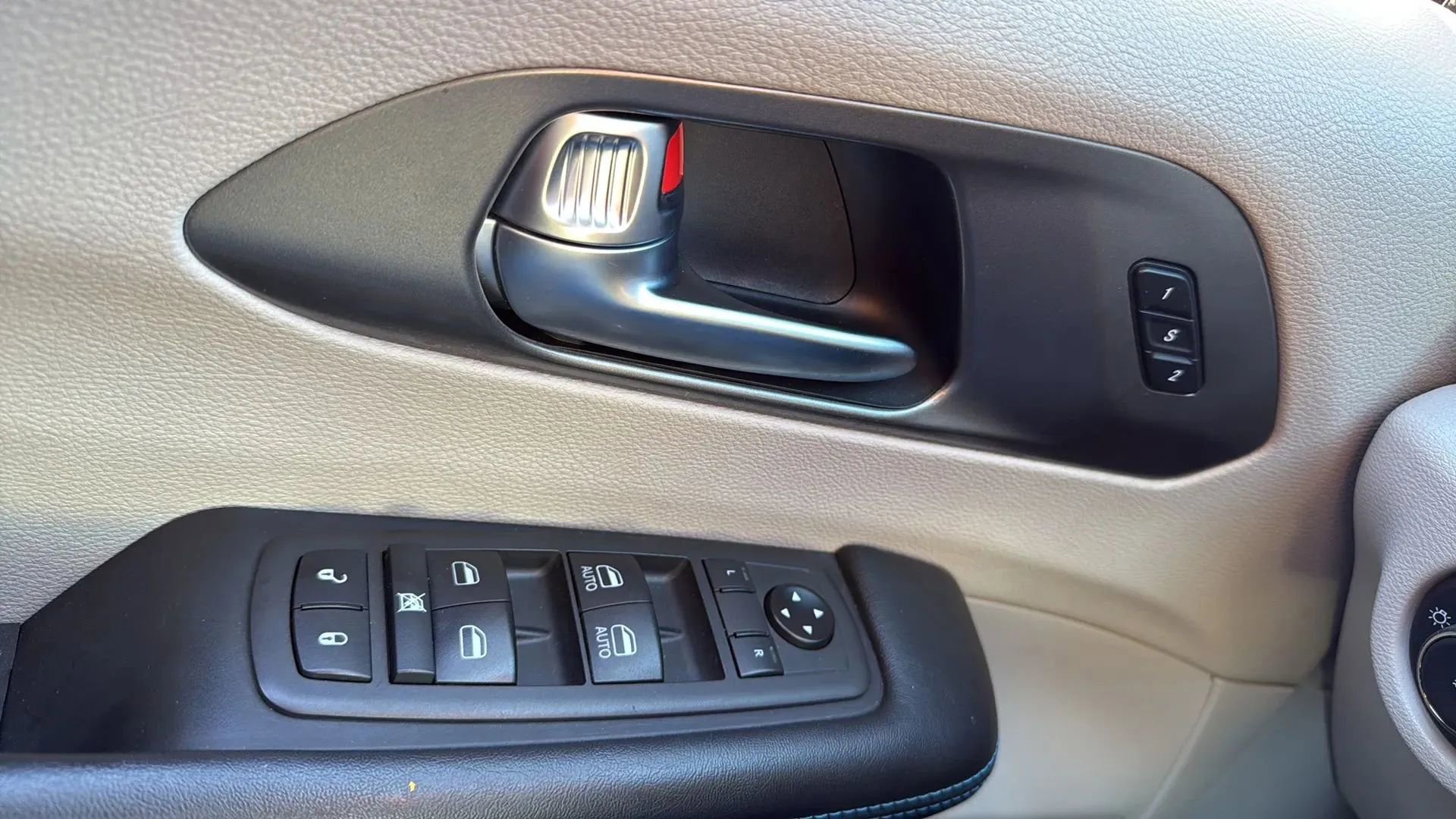 Used 2021 Chrysler Pacifica Touring-L image 22