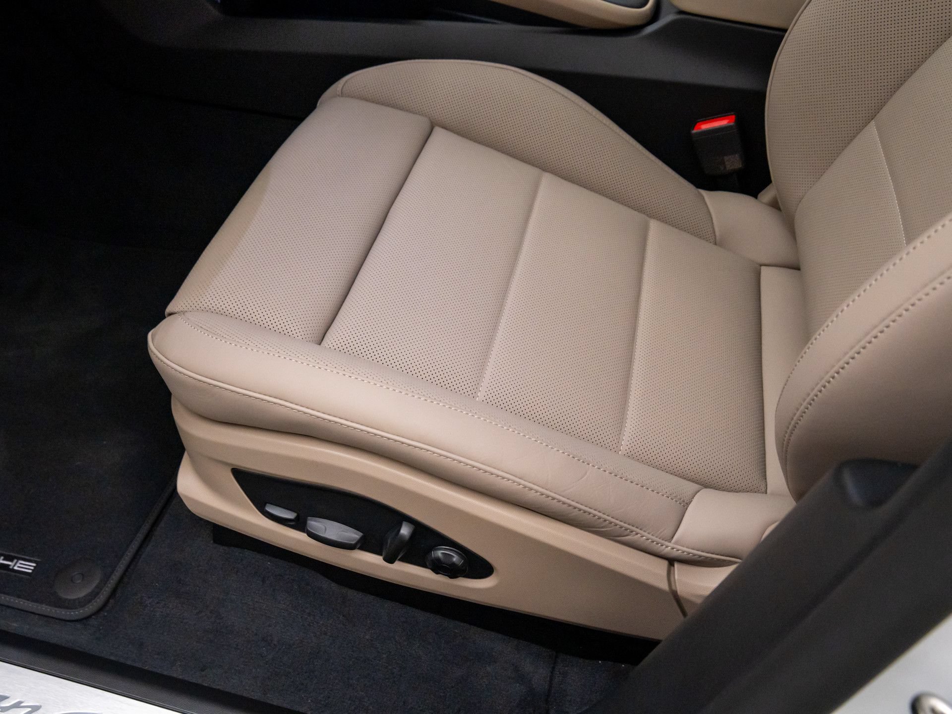 New 2026 Porsche Macan 4 Electric AWD/4WD image 17