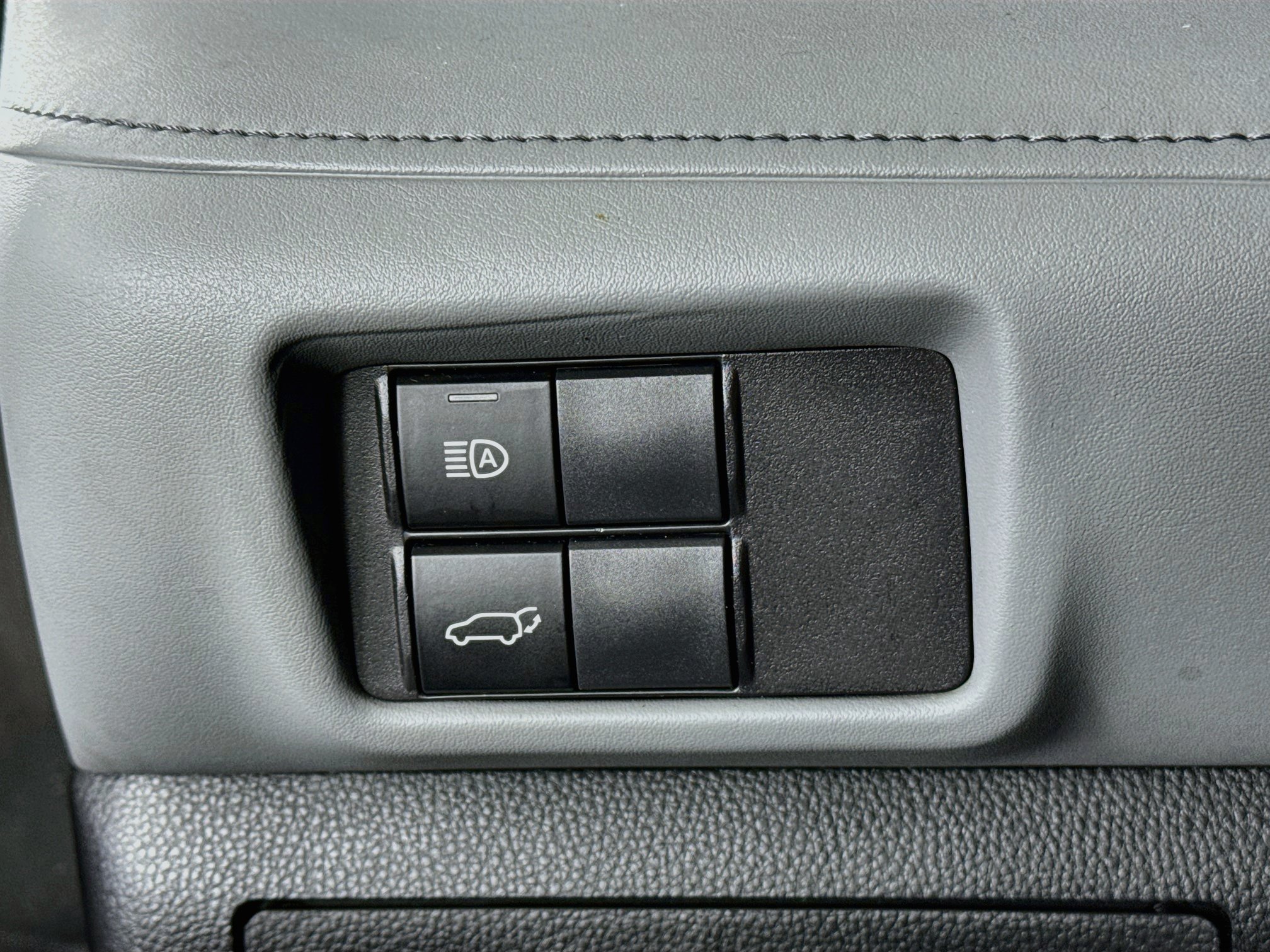 Used 2022 Toyota Highlander XLE AWD/4WD image 10