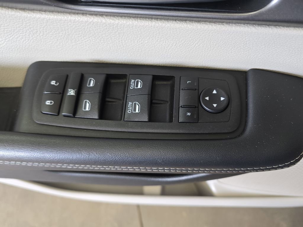 Certified 2023 Chrysler Pacifica Touring-L FWD image 30
