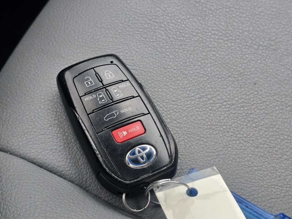 Certified 2024 Toyota Sienna XLE FWD image 35