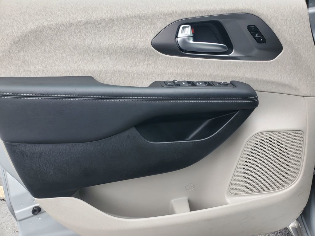 Used 2024 Chrysler Pacifica Touring-L image 13