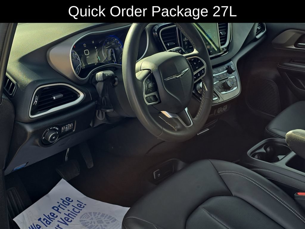 Used 2025 Chrysler Pacifica Select FWD image 8