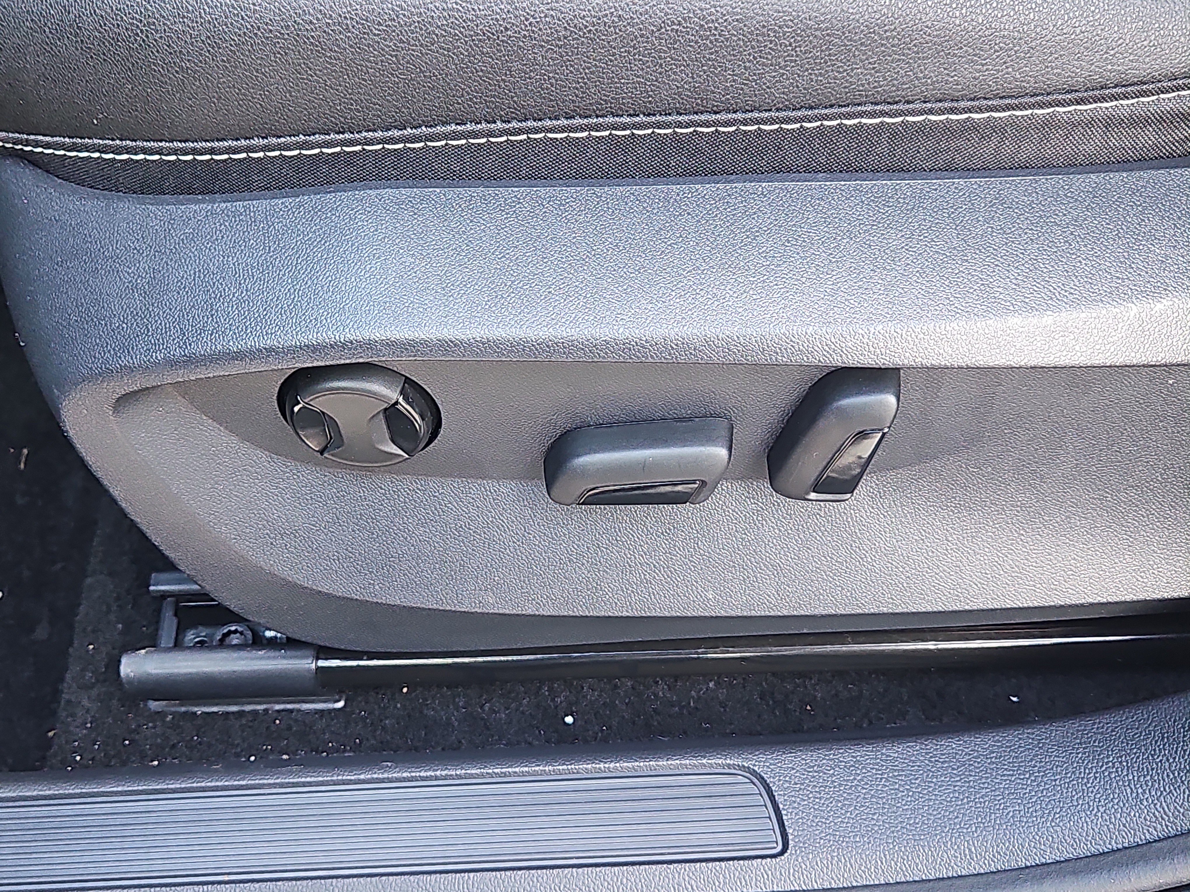 Used 2025 Volkswagen Taos SEL image 16