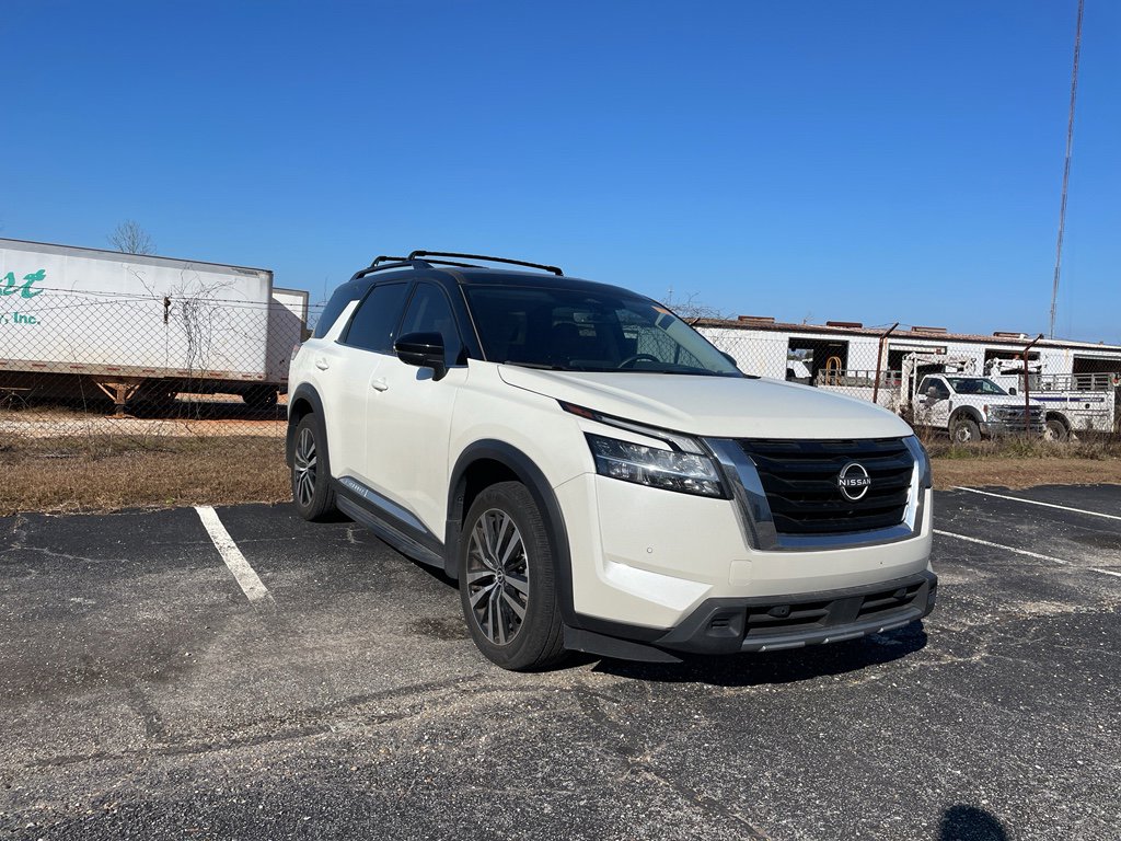 Used 2024 Nissan Pathfinder Platinum image 3