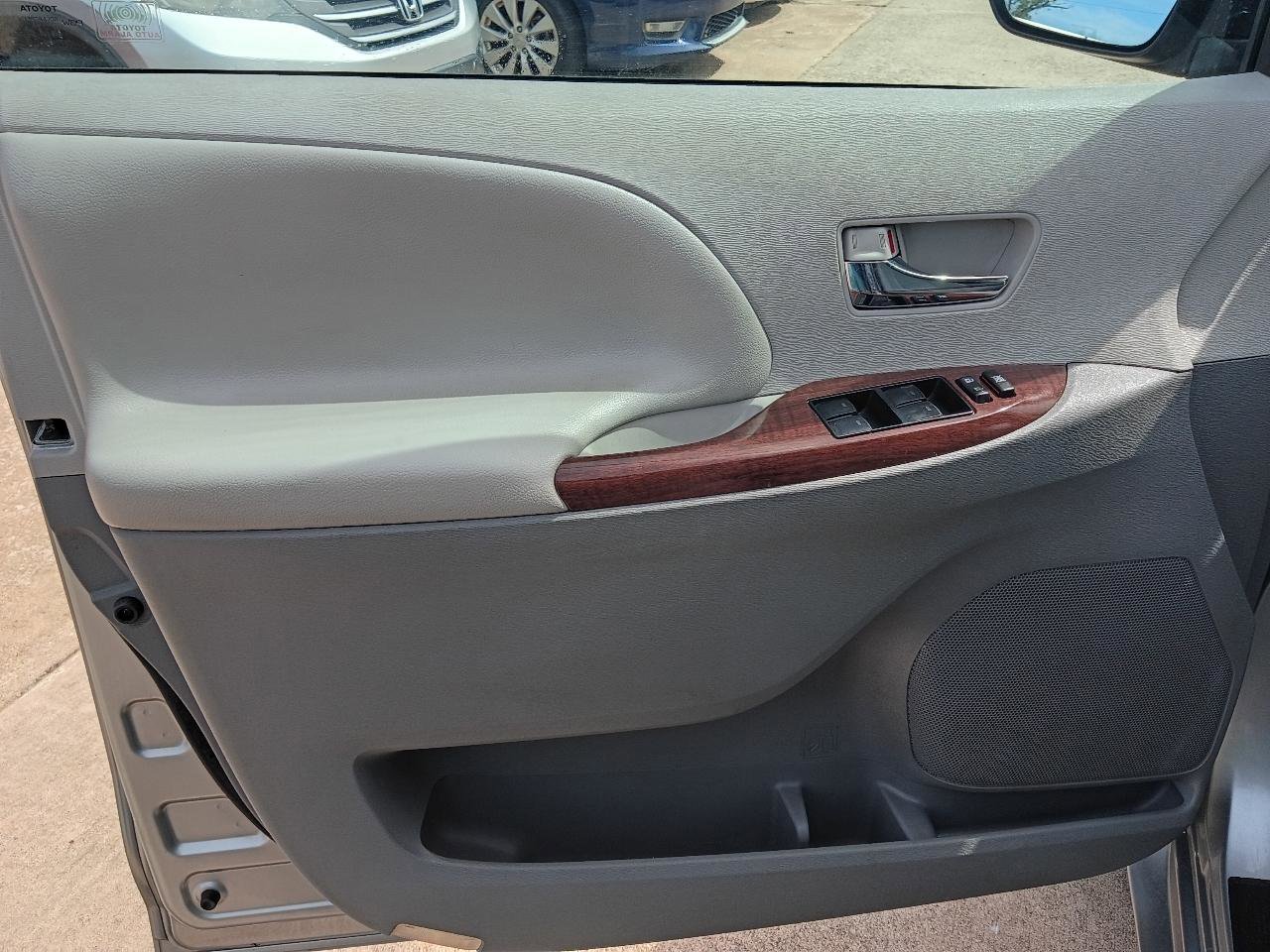 Used 2014 Toyota Sienna XLE w/ Entertainment Package image 32