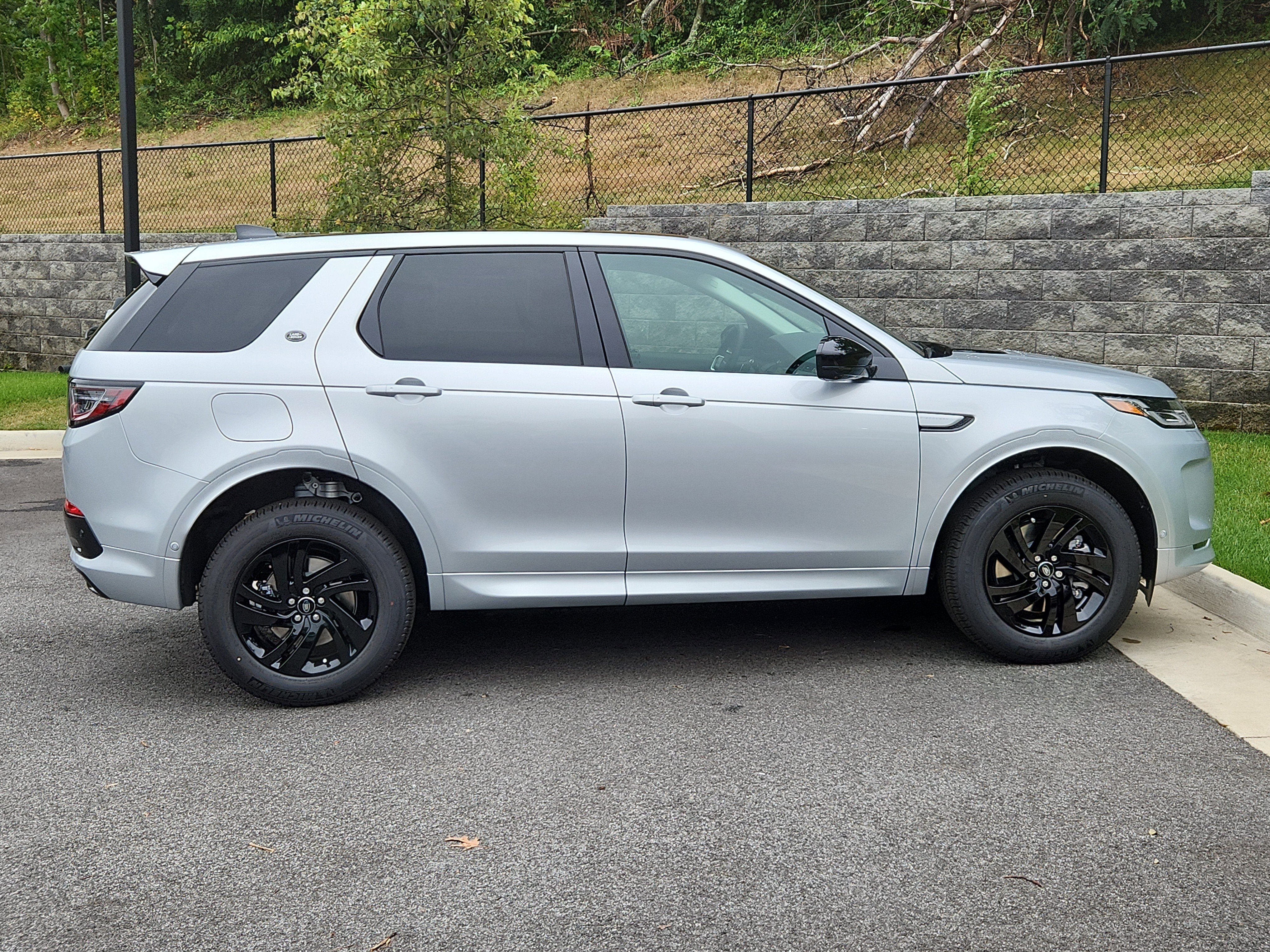 Used 2025 Land Rover Discovery Sport S image 11