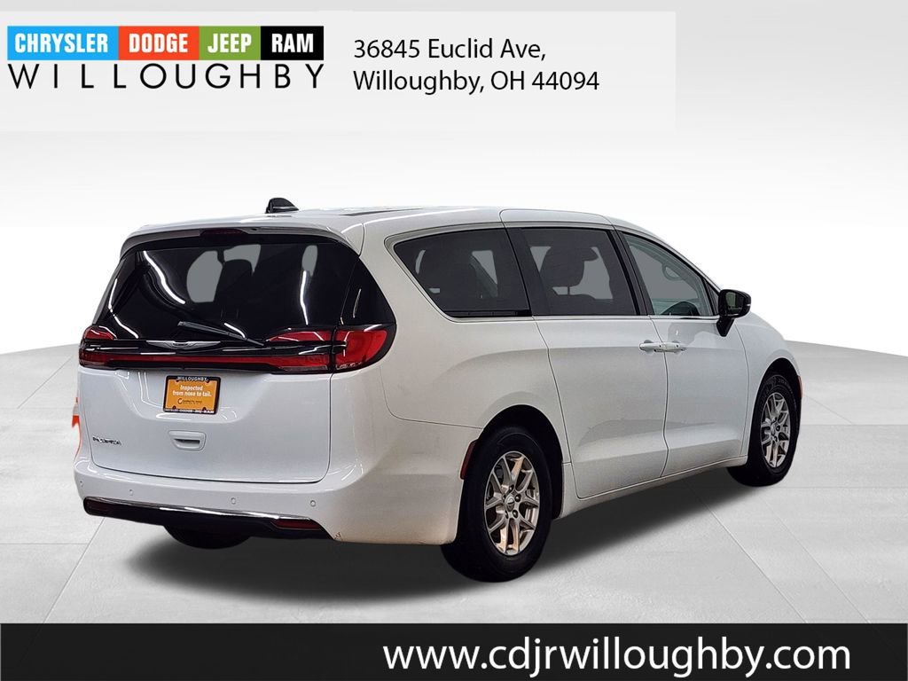 Used 2024 Chrysler Pacifica Touring-L image 8