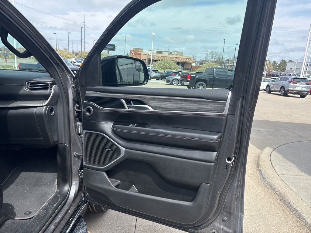 Used 2023 Jeep Wagoneer Series III w/ Preferred Equipment Group AWD/4WD image 26