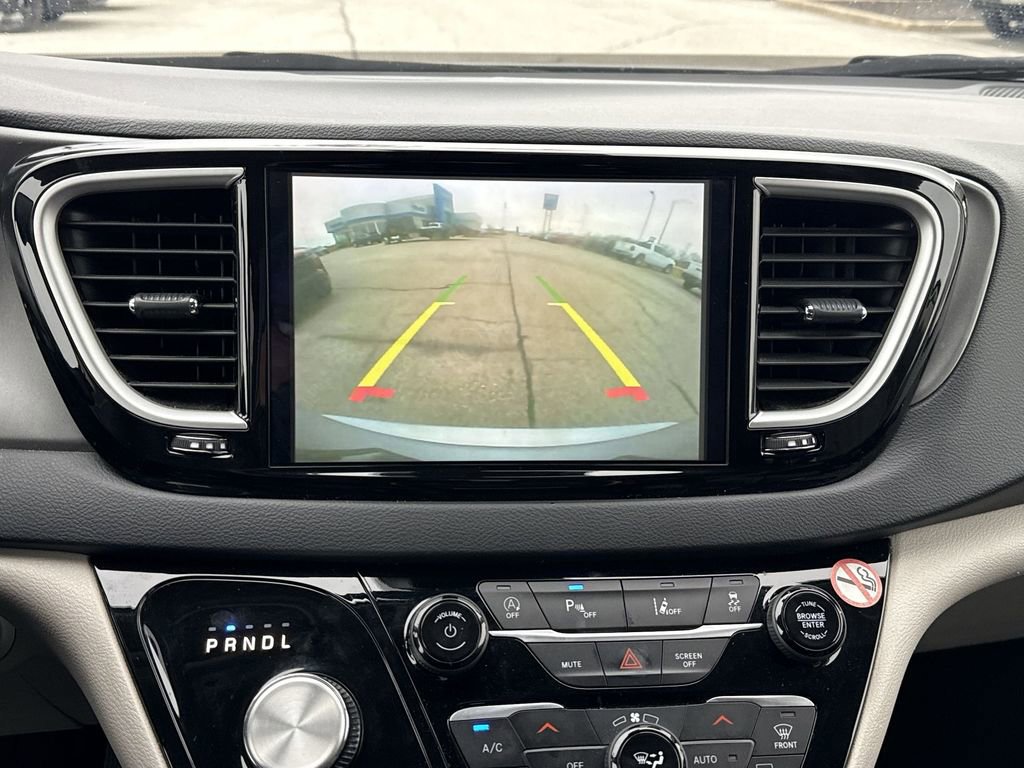 Used 2023 Chrysler Pacifica Touring-L image 23