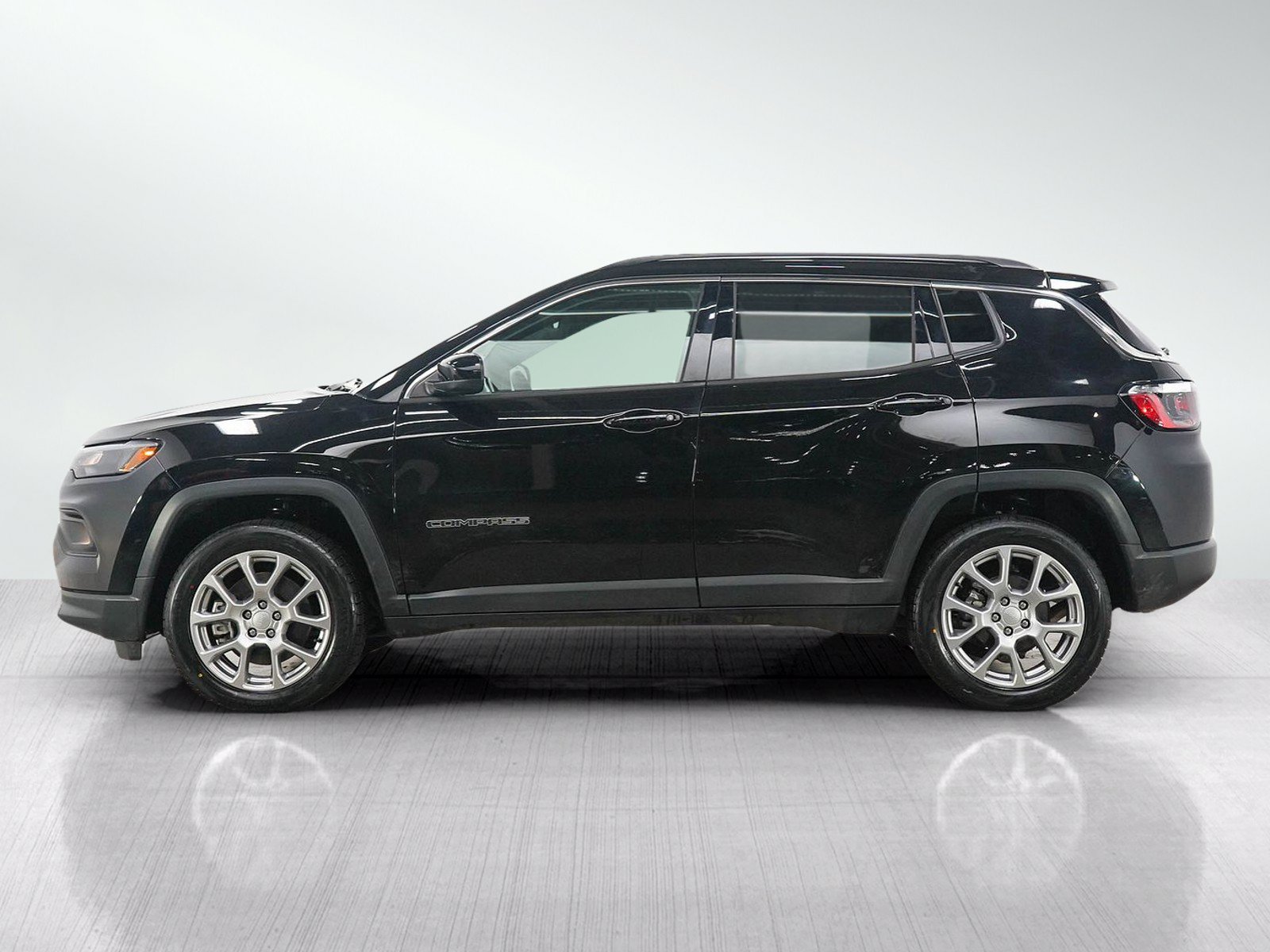Used 2023 Jeep Compass Latitude AWD/4WD image 2