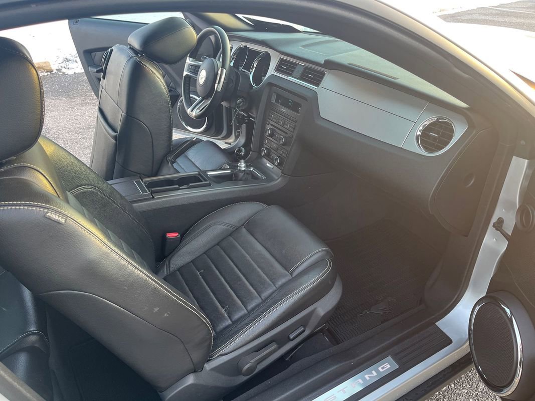 Used 2010 Ford Mustang GT Premium image 19